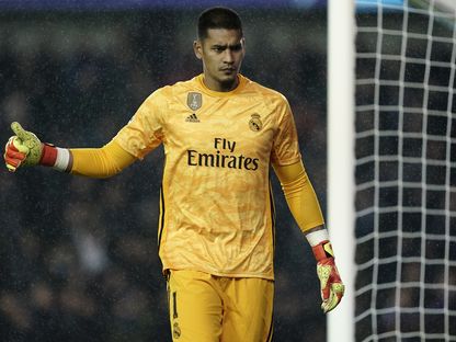 حارس مرمى ريال مدريد الفرنسي ألفونس أريولا يرفع إبهامه خلال مباراة كرة القدم في المجموعة الأولى من دوري أبطال أوروبا UEFA بين كلوب بروج وريال مدريد في ملعب يان بريدل - AFP