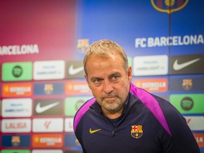 مدرب برشلونة هانزي فليك خلال مؤتمر صحافي - 4 أكتوبر 2025 - X/@FCBarcelona_es