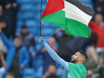 رياض محرز يرفع علم فلسطين لدى احتفاله بإحراز مانشستر سيتي الدوري الإنجليزي – 23 مايو 2021 - Reuters 