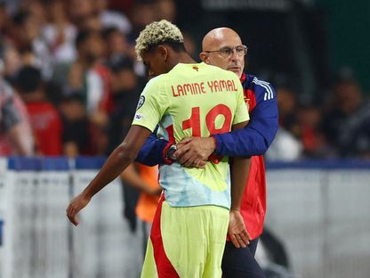 مدرب إسبانيا لويس دي لا فوينتي ولامين يامال بعد استبداله خلال مواجهة تركيا في تصفيات كأس العالم 2026 - 7 سبتمبر 2025 - REUTERS