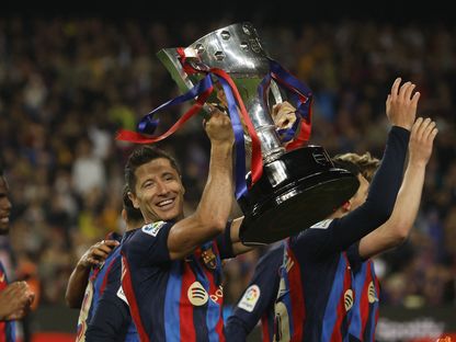 روبرت ليفاندوفسكي يحمل كأس الدوري الإسباني بعد مباراة بين برشلونة وريال سوسيداد - 20 مايو 2023 - Reuters 