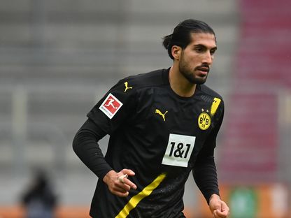 لاعب دورتموند الألماني الدولي إمري تشان يسيطر على الكرة خلال إحدى مباريات البوندسليغا - AFP