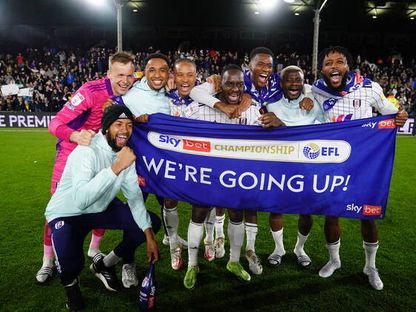 لاعبو فولهام يحتفلون بعد ضمان الصعود إلى الدوري الإنجليزي الممتاز - TWITTER/@FulhamFC