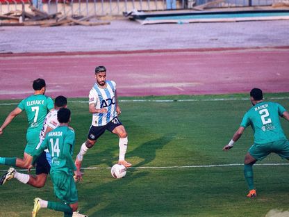 ناصر ماهر لاعب بيراميدز محاصر من ثلاثة لاعبين من المصري في مواجهة الفريقين في الدوري المصري - 11 أبريل 2026 - x/@pyramidsfc