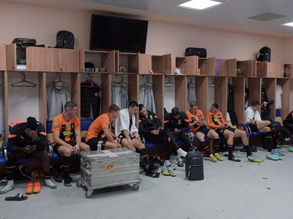  لاعبو شاختار دونيتسك يحتمون في غرفة تبديل ملابس خلال المباراة - 29 أكتوبر 2022 -   Twitter/@FCShakhtar_eng