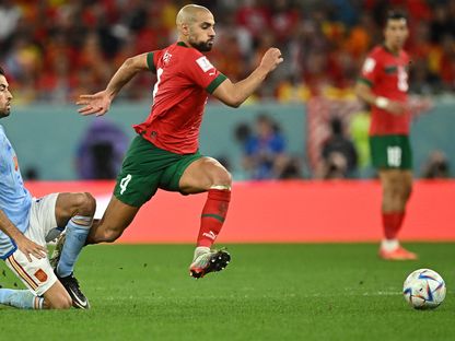 سفيان أمرابط وسيرجيو بوسكيتس خلال مباراة بين المغرب وإسبانيا في كأس العالم - 6 ديسمبر 2022 - Reuters 