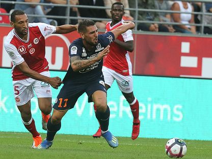 صراع على الكرة بين الجزائري ديلور والمغربي عبد الحميد - AFP