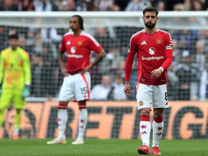 حزن برونو فيرنانديز وليني يورو بعد خسارة مانشستر يونايتد من نيوكاسل في البريمييرليغ 13-4-2025 - Reuters