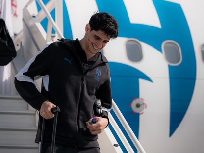 ياسين بونو حارس الهلال أثناء التوجه مع بعثة الفريق لمواجهة شباب أهلي دبي في دوري أبطال أسيا للنخبة - 8 فبراير 2026 - X/@Alhilal_FC