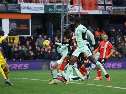 أليجاه أديبايو مهاجم لوتون تاون يسجل هدفاً لفريقه في شباك تشيلسي - REUTERS