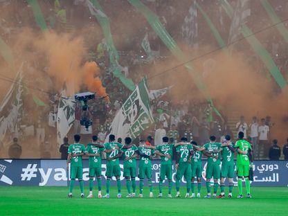 جمهور الأهلي أثناء عزف نشيد الفريق مع اللاعبين قبل انطلاق مباراة الشباب في دوري روشن السعودي - 25 نوفمبر 2023 - X/@ALAHLI_FC