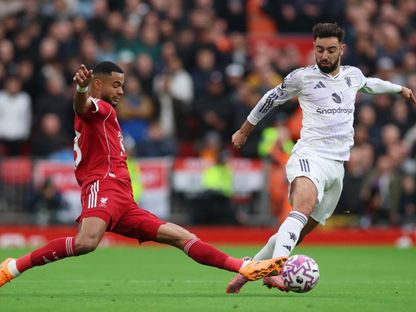 برونو فرنانديز لاعب مانشستر يونايتد في كرة مشتركة مع كودي خاكبو لاعب ليفربول - 19 أكتوبر 2025 - Reuters