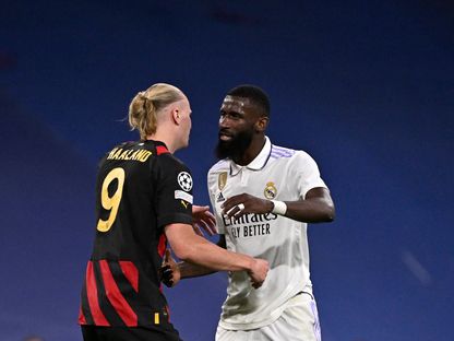 مدافع ريال مدريد أنطونيو روديغر يصافح مهاجم مانشستر سيتي إيرلينغ هالاند -10 مايو 2023 - AFP
