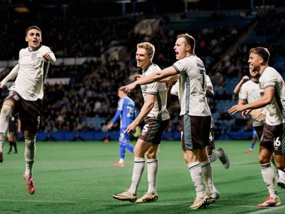 لاعبو غريمسبي الإنجليزي يحتفلون بفوزهم أمام شيفيلد وينزداي في كأس الرابطة - 16 سبتمبر 2025 - officialgtfc/x