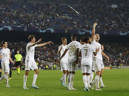 احتفال لاعبي بايرن ميونيخ بعد تسجيل بنجامين بافارد الهدف الثالث في شباك برشلونة - 26 أكتوبر 2022 - REUTERS
