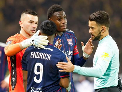إندريك يطرد في لقاء ليون ونانت بالدوري الفرنسي - 7 فبراير 2026 - X@Ligue1