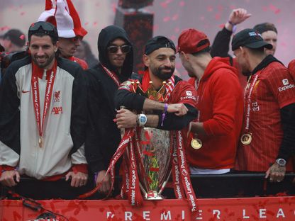 محمد صلاح مع لاعبين من ليفربول في حافلة خلال موكب نصر احتفالاً بلقب الدوري الإنجليزي الممتاز - 26 مايو 2025 - Reuters