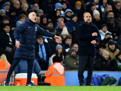بيب غوارديولا مدرب مانشستر سيتي ونظيره إنزو ماريسكا في تشيلسي خلال مواجهة بالدوري الإنجليزي - 25 يناير 2025 - Reuters