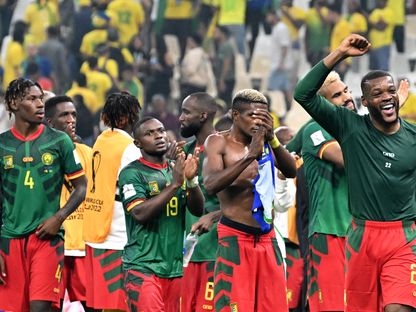 لاعبون من منتخب الكاميرون يحتفلون بعد فوزهم على البرازيل - 2 ديسمبر 2022 - AFP