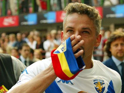 مهاجم بريشيا روبرتو باجيو يقبّل شارة قائد الفريق بعد مباراة ضد ميلان - 16 مايو 2004 - Reuters