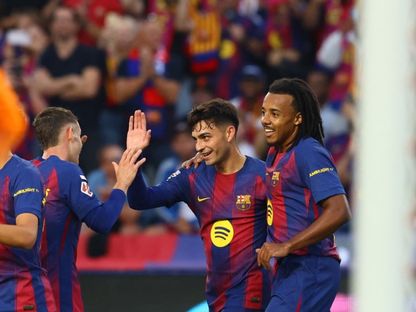 لاعب برشلونة بيدري يحتفل مع جول كوندي ومارك كاسادو خلال مباراة جيرونا في الدوري الإسباني - 18 أكتوبر 2025 - Reuters