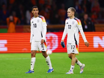 جمال موسيالا لاعب منتخب ألمانيا يسير إلى جانب زميله فلوريان فيرتز بعد مباراة هولندا في دوري الأمم الأوروبية - 10 سبتمبر 2024 - Reuters