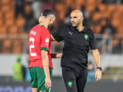 مدرب المنتخب المغربي وليد الركراكي يواسي لاعبه أشرف حكيمي بعد نهاية مباراة جنوب إفريقيا - AFP