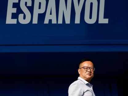 تشين يانشينغ رئيس نادي إسبانيول خلال زيارة للفريق - 25 أغسطس 2022 - X@RCDEspanyol