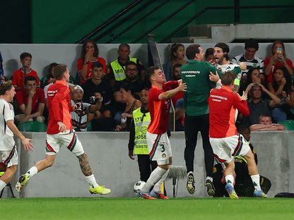 دومينيك سوبوسلاي يحتفل مع لاعبي المجر بهدفه في مرمى البرتغال في تصفيات كأس العالم 2026 - 14 أكتوبر 2025 - Reuters