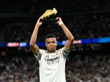 كيليان مبابي مهاجم ريال مدريد يحتفل بالحذاء الذهبي مع جماهير النادي قبل مباراة فالنسيا - 1 نوفمبر 2025 - Reuters