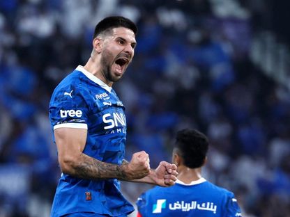 احتفال ألكسندر ميتروفيتش مهاجم الهلال بتسجيل هدف في مرمى القادسية بمباراة الفريقين بدوري روشن السعودي - 26 مايو 2025 - Reuters