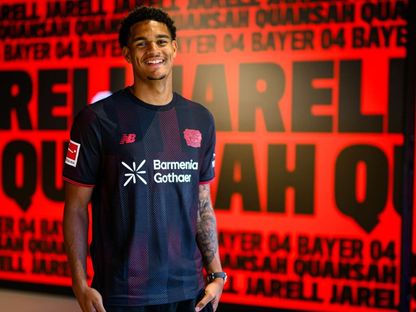 المدافع الإنجليزي جاريل كوانساه بقميص فريقه الجديد باير ليفركوزن بعد رحيله عن ليفربول - 2 يوليو 2025 - www.bayer04.de
