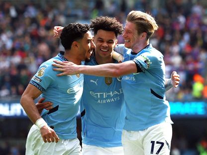 لاعب مانشستر سيتي نيكو أوريلي يحتفل بالتسجيل ضد كريستال بالاس في الدوري الإنجليزي الممتاز مع كيفن دي بروين وعمر مرموش - 12 أبريل 2025 - Reuters