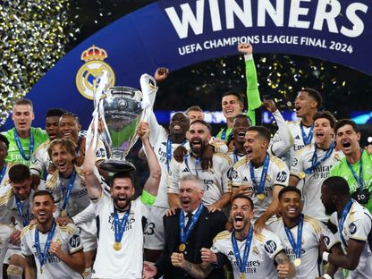 ناتشو فيرنانديز يرفع دوري أبطال أوروبا 2024 - Reuters