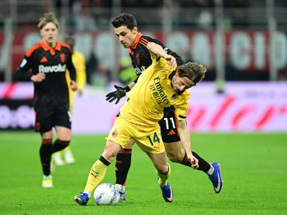 لوكا مودريتش وأناستاسيوس دوفيكاس من مباراة ميلان وكومو بالدوري الإيطالي - 18 فبراير 2026 - Reuters