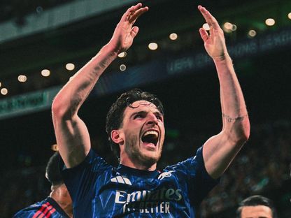 ديكلان رايس لاعب وسط أرسنال الإنجليزي يحتفل بعد تسجي زميله كاي هافيرتز هدفاً في سبورتينغ لشبونة - 7 إبريل 2026 - facebook/Arsenal