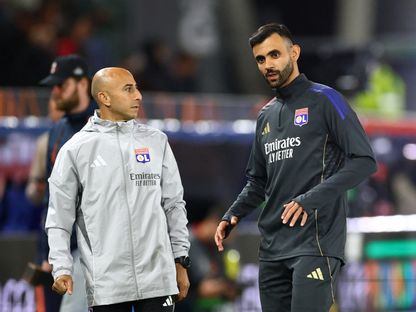 الجزائري رشيد غزال لاعب أولمبيك ليون (يمين) قبل مواجهة أوتريخت في الدوري الأوروبي - 25 سبتمبر 2025 - Reuters