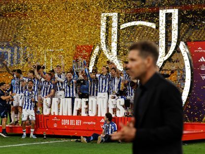 ريال سوسيداد يحتفل بلقب كأس ملك إسبانيا أمام دييغو سيميوني مدرب أتلتيكو مدريد - 18 أبريل 2026 - Reuters