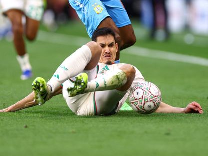 تدخل مدافع الجزائر عيسى ماندي على أحد لاعبي الكونغو الديمقراطية في ثمن نهائي كأس أمم إفريقيا - 7 يناير 2026 - Reuters