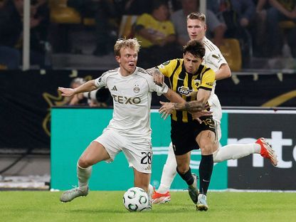 ألكسندر ينسن لاعب أبردين (إلى اليسار) في صراع على الكرة مع أحد لاعبي أيك أثينا في دوري المؤتمر الأوروبي - 23 أكتوبر 2025 - Reuters