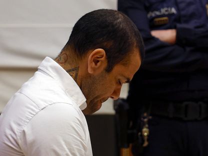 البرازيلي داني ألفيس نجم برشلونة السابق خلال إحدى جلسات محاكمته بتهمة الاعتداء الجنسي - AFP