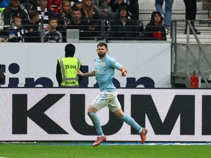 أوليفر بيرك لاعب أونيون برلين يحتفل بهدفه الثالث أمام آينتراخت فرانكفورت في الدوري الألماني - 21 سبتمبر 2025 - Reuters