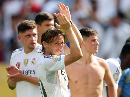 لوكا مودريتش يودع جمهور ريال مدريد بعد خوض آخر مباراة مع الفريق بمواجهة باريس سان جيرمان في نصف نهائي كأس العالم للأندية - 9 يوليو 2025 - Reuters