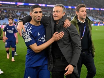 لويس إنريكي يحتفل مع أشرف حكيمي بتأهل سان جيرمان لنصف نهائي دوري أبطال أوروبا على حساب أستون فيلا 15-4-2025 - UEFA/web