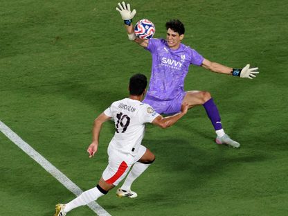حارس الهلال ياسين بونو يتصدى لمواجهة مع إيلكاي غوندوغان خلال مواجهة مانشستر سيتي والهلال - 30 يونيو 2025 - Reuters