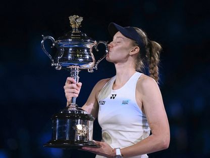 إيلينا ريباكينا تُقبّل الكأس بعد فوزها على أرينا سابالينكا في نهائي بطولة أستراليا للتنس - 31 يناير 2026 - REUTERS