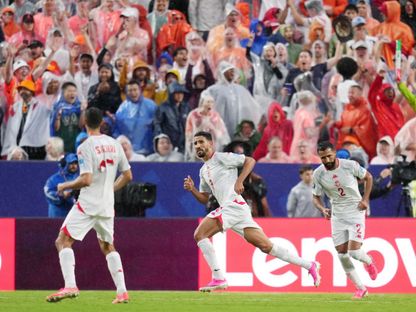 احتفال حازم المستوري مهاجم تونس مع زملائه بالهدف في مرمى هولندا بكأس العالم - 26 يوليو 2026 - Reuters