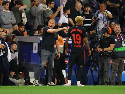 هانزي فليك مدرب برشلونة يعطي تعليمات أمام لامين يامال خلال مواجهة إسبانيول بالدوري الإسباني - 15 مايو 2025 - Reuters