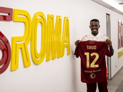 سعود عبد الحميد يحمل قميص روما بعد انضمامه للنادي الإيطالي - 27 أغسطس 2024 - asroma.com