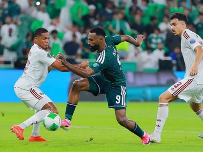 مهاجم السعودية فراس البريكان محاصر من لاعبي منتخب قطر في مباراة نصف نهائي كأس الخليج العربي خليجي 27 - 3 أكتوبر 2026 - reuters